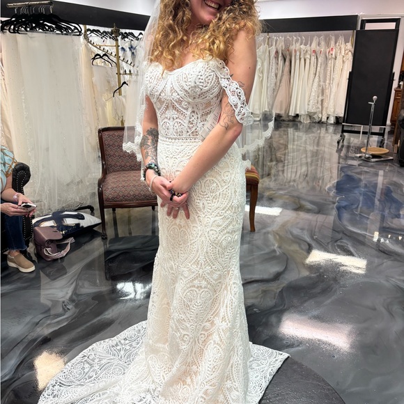 Boho Elegant Lace Wedding Dress - Picture 4 of 4